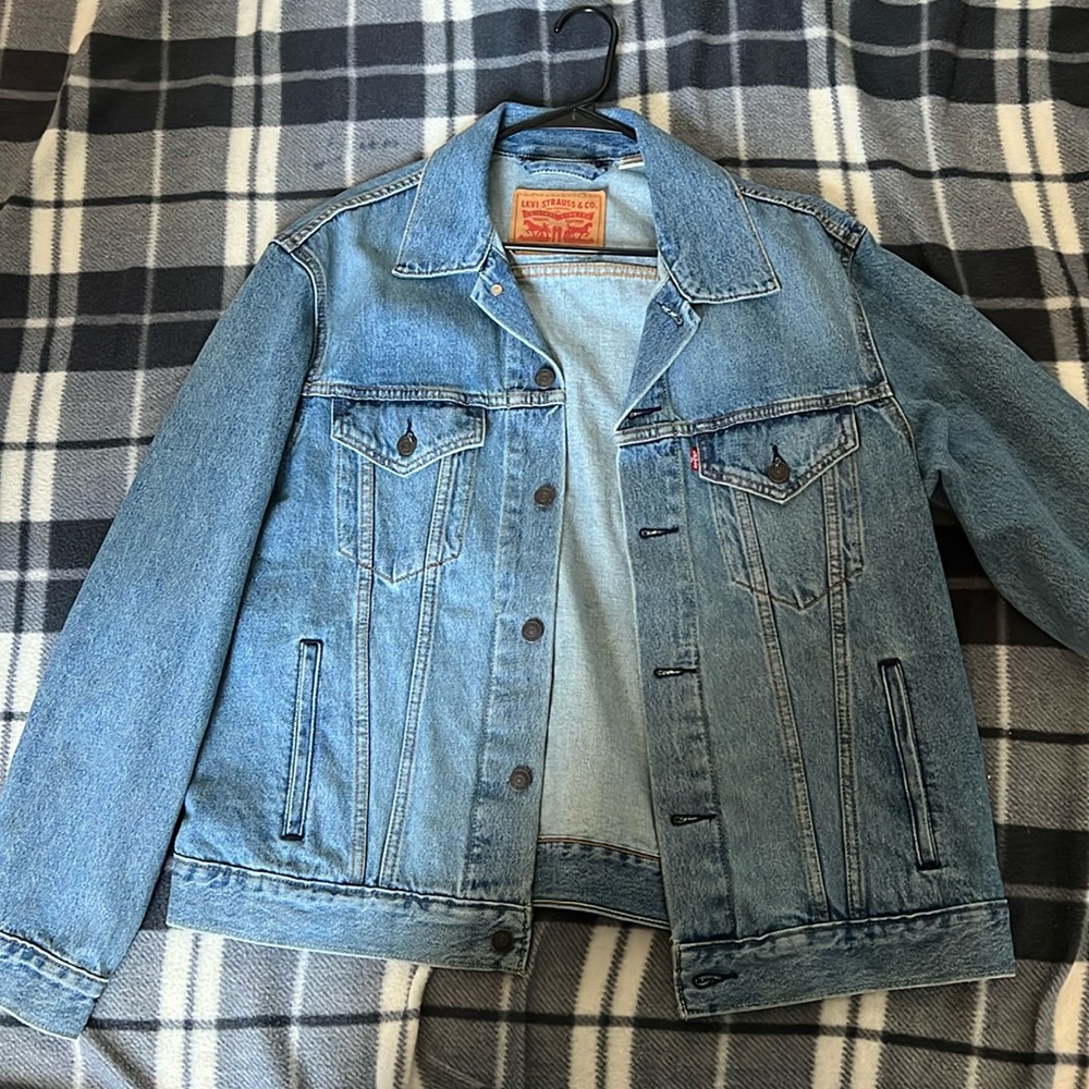 Size L “Vintage Fit” Levi’s denim jacket.